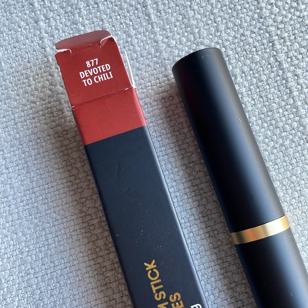 MAC Powder Kiss Velvet Blur Slim Moisturizing Matte Lipstick - Devoted to chili
